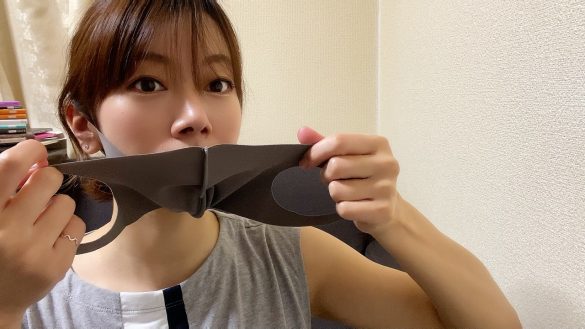 両サイドを持って広げる