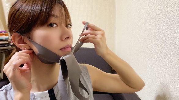 くぼみになっている部分をあご下にあてる