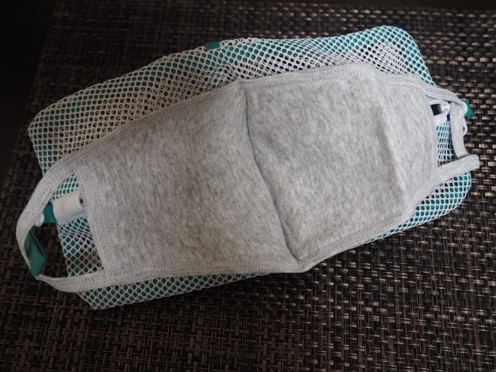 布マスクを入れて、ファスナーを閉めます