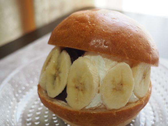 薄くスライスしたバナナを添えて