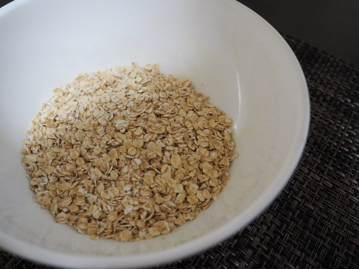 オートミール（燕麦/えんばく）は、オーツ麦を脱穀して加工した食品