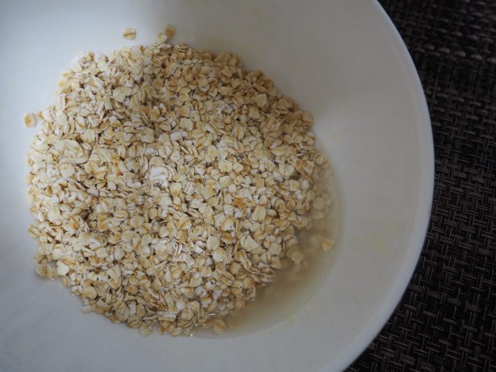 耐熱容器にオートミールを入れて、水を加えます