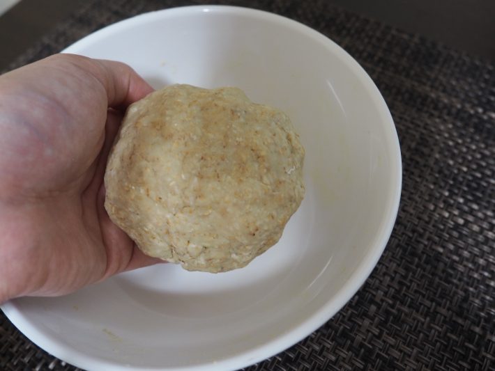 粗熱が取れたら、手でこねる