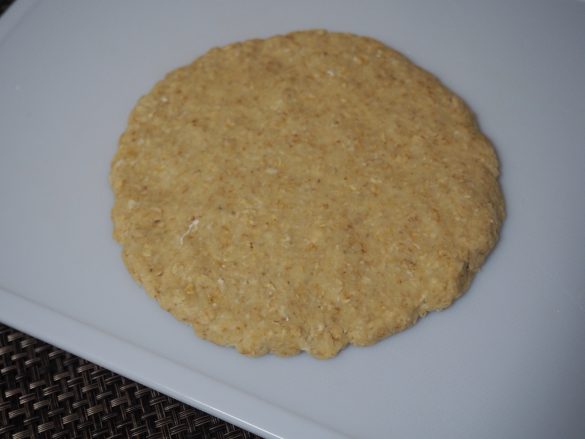 手、もしくはめん棒で生地を薄く伸ばして