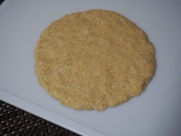 手、もしくはめん棒で生地を薄く伸ばして