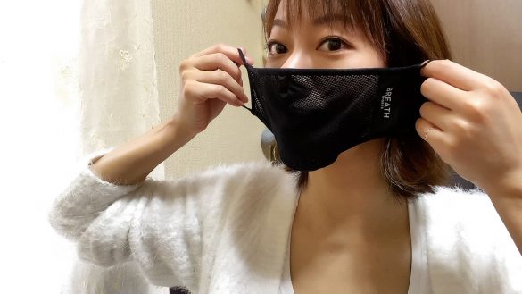 マスクの下部にくぼみがあるのでそこにあごをフィット