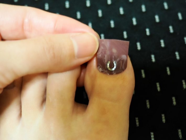 爪の付け根から、空気が入らないように慎重に