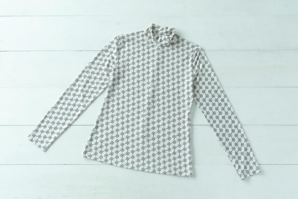 小技の利いた総柄ロゴトップス