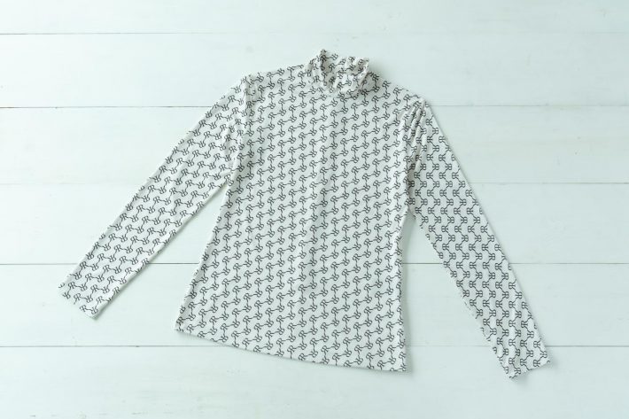 小技の利いた総柄ロゴトップス