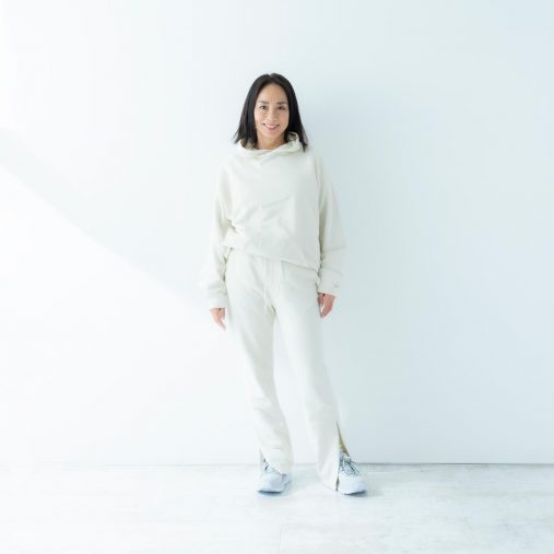 上下スエットスタイルのインナーにして着てもすてき