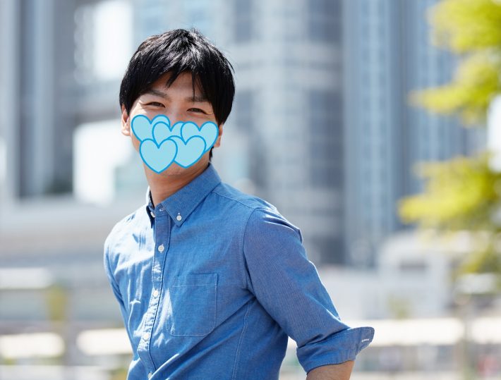 顔を隠している男性