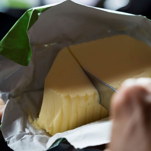 チョコレートケーキにはおいしいバターをたっぷりと