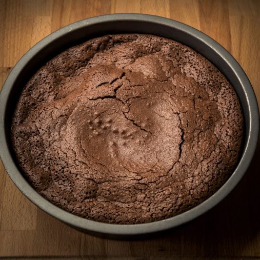 しっとり、濃厚! チョコレートケーキの焼き上がり