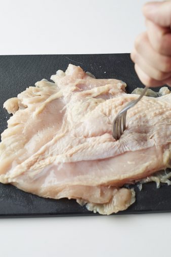 全体をフォークで刺し、塩、こしょうをする