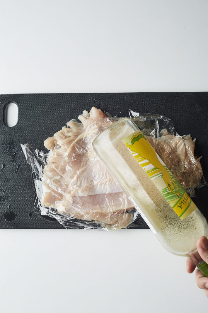 ラップをかぶせて瓶などで平ら（約1.5㎝厚さ）に叩く