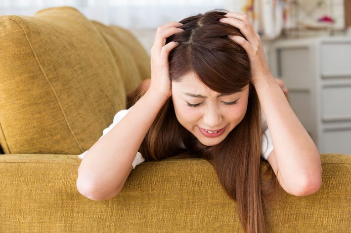 イライラ　女性