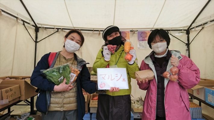 相談会に参加した女性スタッフたち。