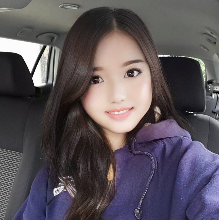 FaceAppで美女に化ける50代男性