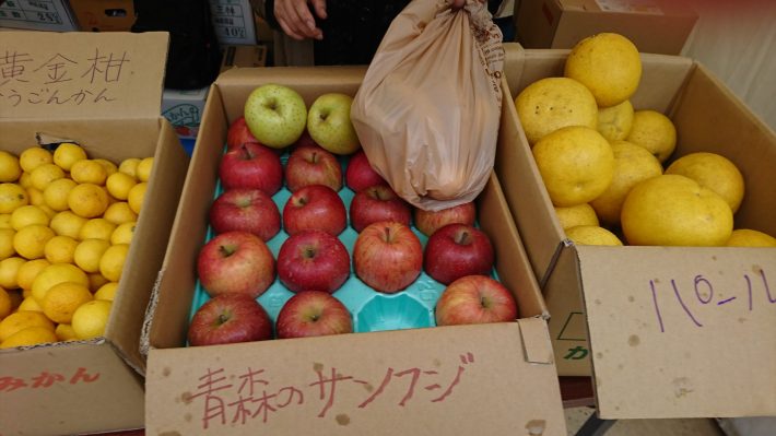珍しいフルーツにも出会える果物コーナー