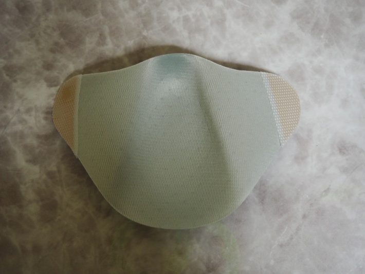 マスク内側両サイドのシリコンテープのカバーを剥がす1