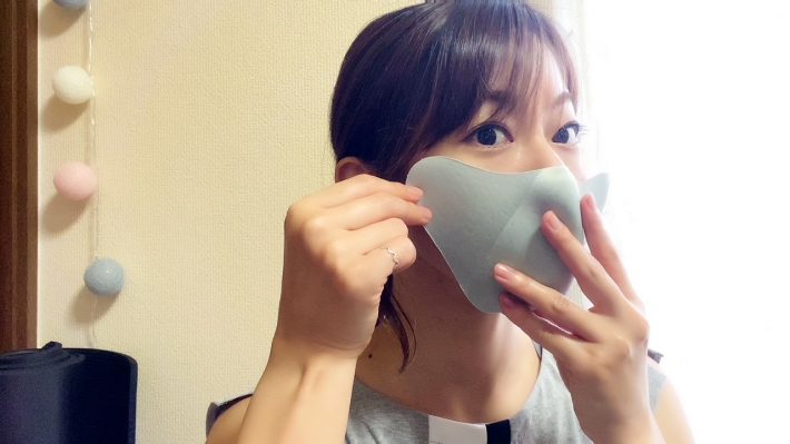 頬骨の外側に向かって少し引っ張りながら貼り付ける