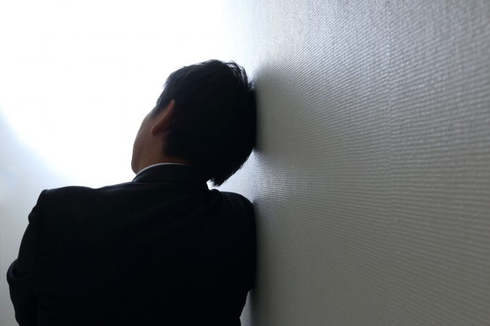 落ち込むサラリーマン男性