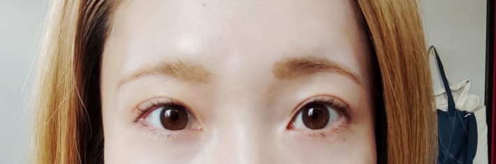 左は本品使用。右は普段のビューラーを使用