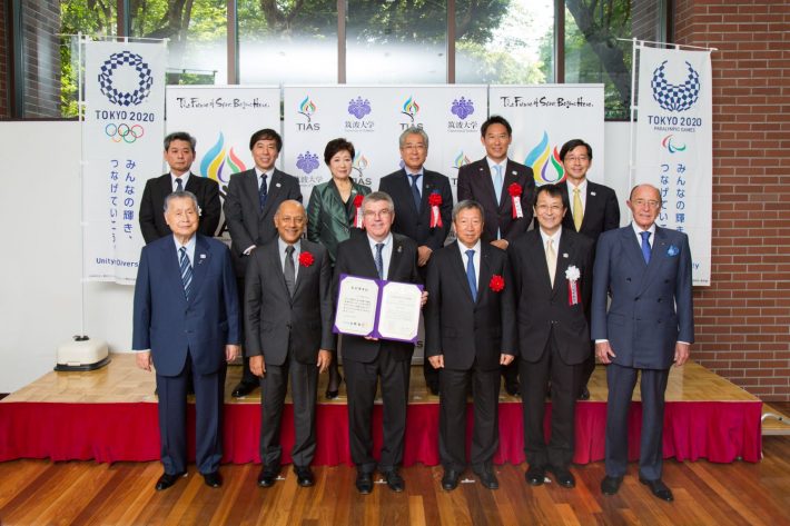 筑波大学はバッハ会長に名誉博士号を授与（画像：つくば国際スポーツアカデミーTIAS プレスリリースより　2016年10月20日バッハIOC会長来日記念特別式典フォトセッション）