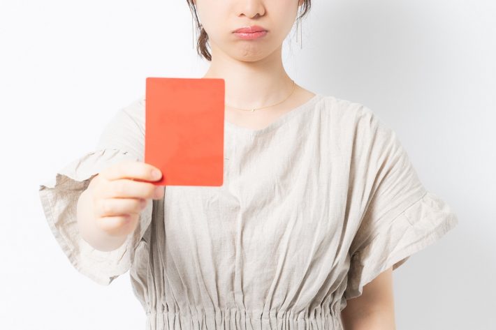 レッドカードを出す女性