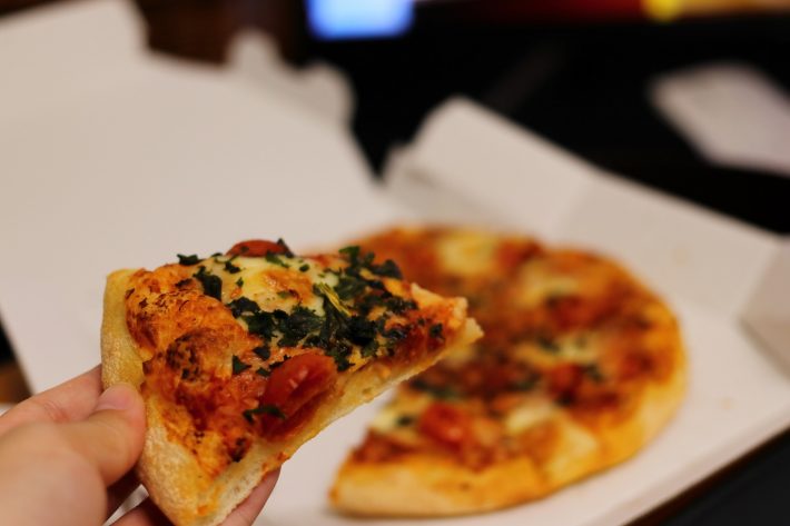 家で宅配ピザを食べる