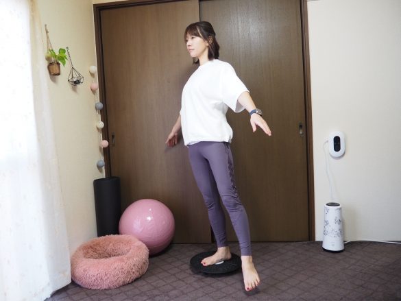 バランスボードの上で片脚立ち