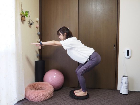 股関節とひざを90度に曲げて、お尻をうしろにひいたら30秒キープ