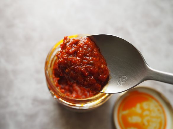 ビニール袋にゆで卵と「ハリッサ」を入れる