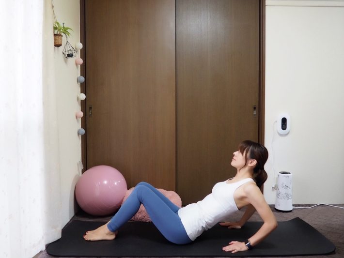 (2) ひじを曲げ、上体をより深く倒す