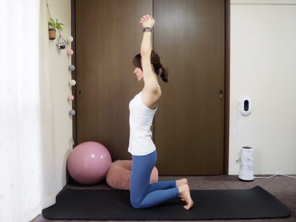 (1) ひざ立ちになり、両手を持ち上げ頭上で指を組む