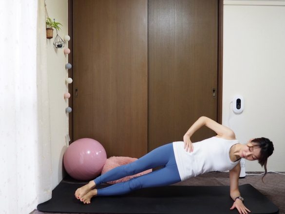 (2) 腰を床から持ち上げる～10秒キープ