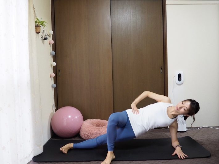 (3) 身体を床に下ろしたら向きを変えて、反対側もおこなう