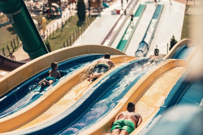 一人でウォータースライダーに乗る