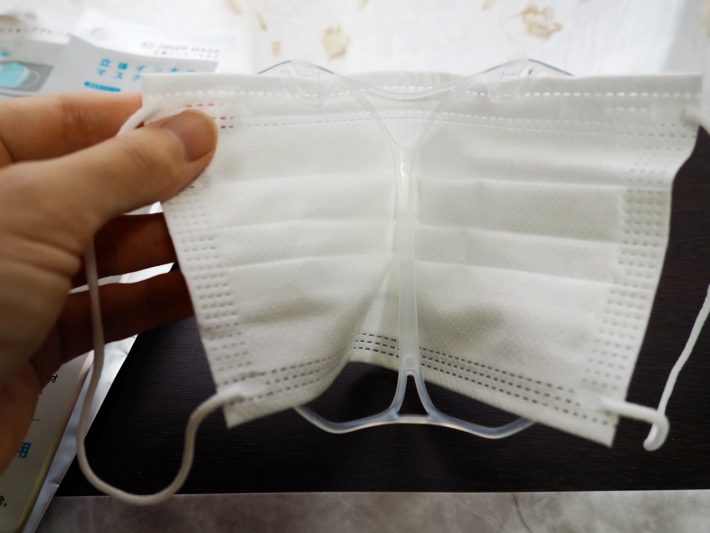 両サイドのフレームが外に出るようにマスクを通す