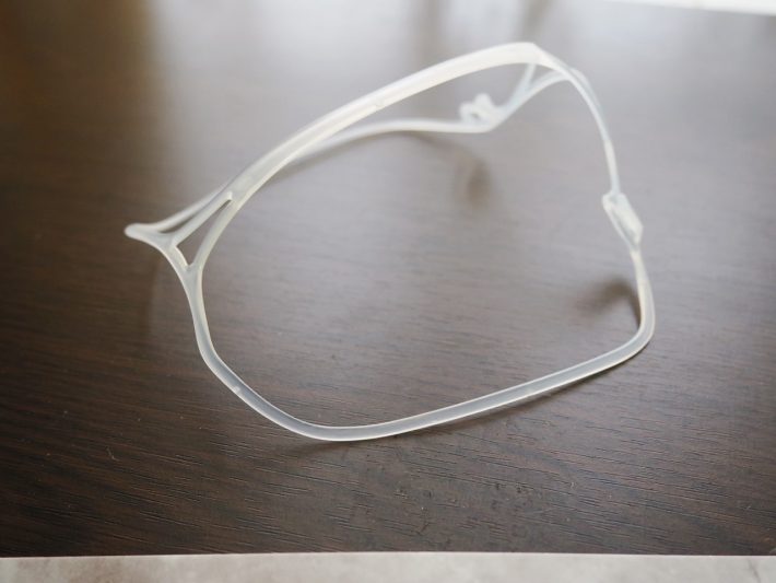 肌に触れる面積を最小限に設定したフレーム