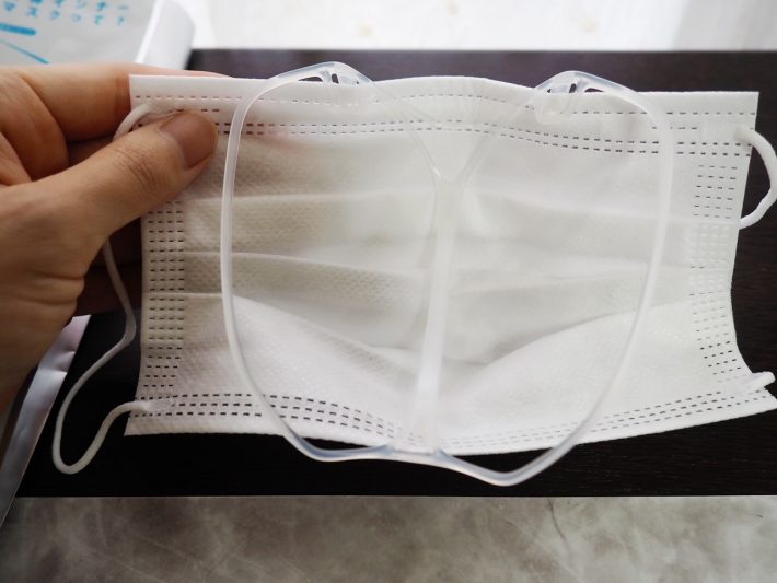 フレームをマスクの内側に取り付ける方法