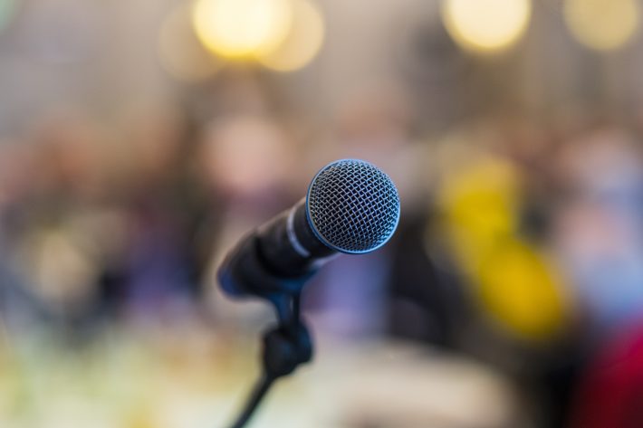 その後も式を進行する女性スタッフ