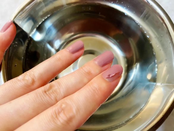 爪の先を使ってカリカリする