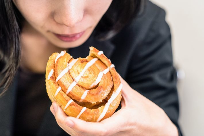 暴食　やけ食い　口元　食べる　デニッシュパン