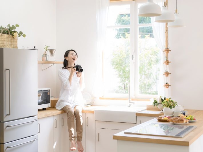 キッチン・写真を撮る女性　インスタ映え