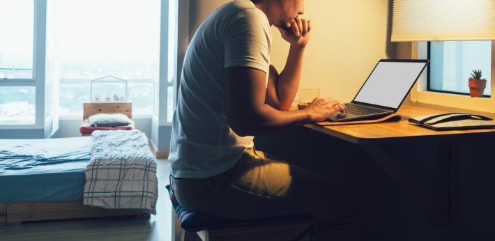 男性　Tシャツ　パソコン　仕事　悩み　迷い　自宅