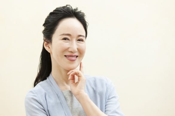 笑顔のミドル女性 美魔女