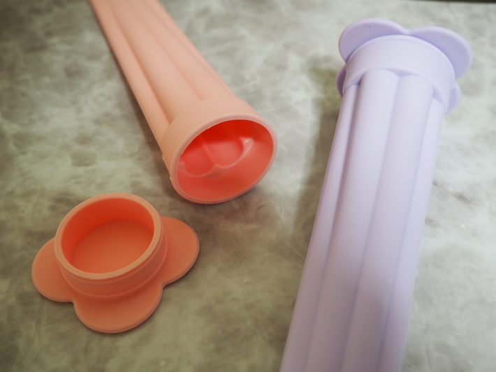 シリコンゴム製の容器のなかに好きなジュースを入れるだけ