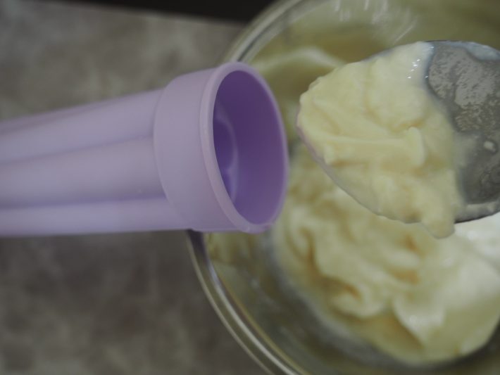 よく混ぜた豆乳ヨーグルトを流し入れる