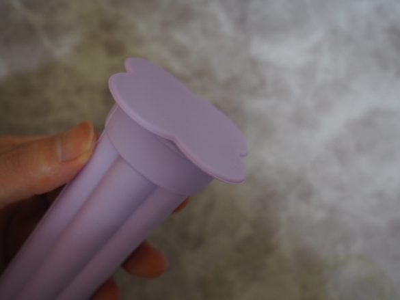 フタの部分を下にしたり、容器を横にしないで